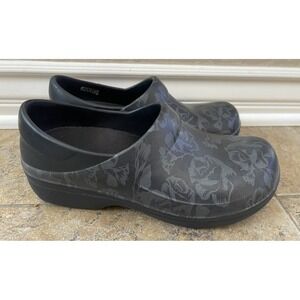 Crocs Size 7 Neria Pro II Women Black & Grey  Graphic Work Nurse Clog Shoes EUC